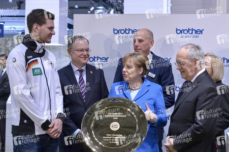 Angela Merkel beim Rundgang über die Computermesse CeBIT in Hannover
