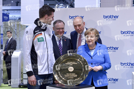 Angela Merkel beim Rundgang über die Computermesse CeBIT in Hannover