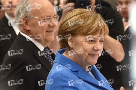 Angela Merkel beim Rundgang über die Computermesse CeBIT in Hannover
