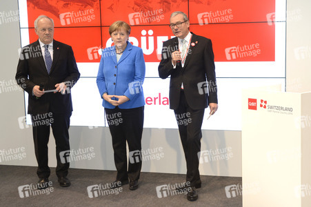 Angela Merkel beim Rundgang über die Computermesse CeBIT in Hannover