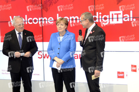 Angela Merkel beim Rundgang über die Computermesse CeBIT in Hannover