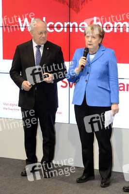 Angela Merkel beim Rundgang über die Computermesse CeBIT in Hannover