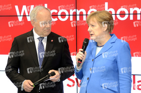 Angela Merkel beim Rundgang über die Computermesse CeBIT in Hannover