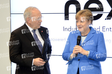 Angela Merkel beim Rundgang über die Computermesse CeBIT in Hannover