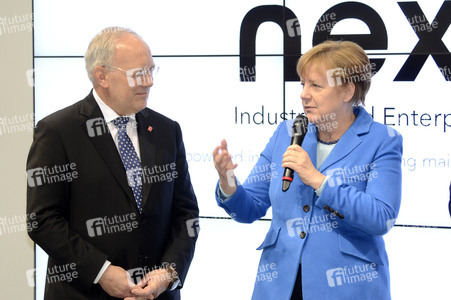 Angela Merkel beim Rundgang über die Computermesse CeBIT in Hannover