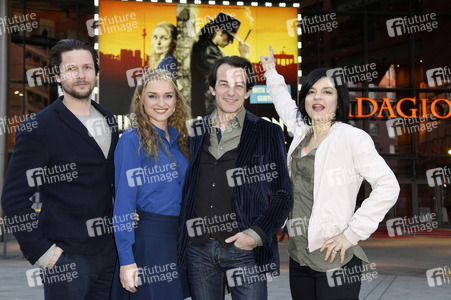 Hauptdarsteller aus ZDF-Krimiserie 'Letzte Spur Berlin' besuchen Musical 'Hinterm Horizont' in Berlin