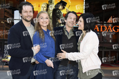 Hauptdarsteller aus ZDF-Krimiserie 'Letzte Spur Berlin' besuchen Musical 'Hinterm Horizont' in Berlin