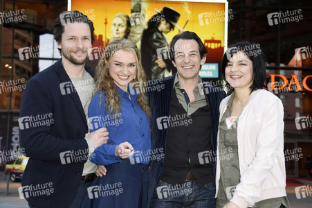 Hauptdarsteller aus ZDF-Krimiserie 'Letzte Spur Berlin' besuchen Musical 'Hinterm Horizont' in Berlin