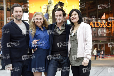 Hauptdarsteller aus ZDF-Krimiserie 'Letzte Spur Berlin' besuchen Musical 'Hinterm Horizont' in Berlin