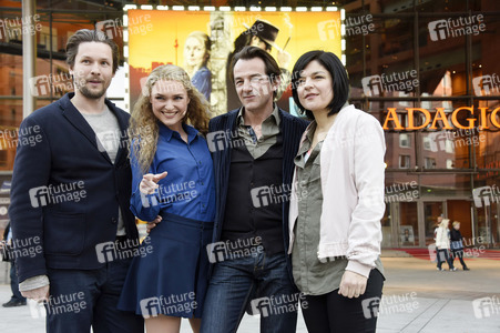 Hauptdarsteller aus ZDF-Krimiserie 'Letzte Spur Berlin' besuchen Musical 'Hinterm Horizont' in Berlin