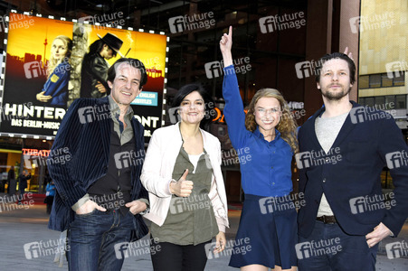 Hauptdarsteller aus ZDF-Krimiserie 'Letzte Spur Berlin' besuchen Musical 'Hinterm Horizont' in Berlin