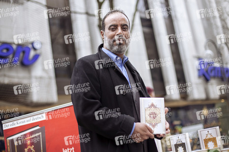 Ibrahim Abou-Nagie verteilt Korane in Köln