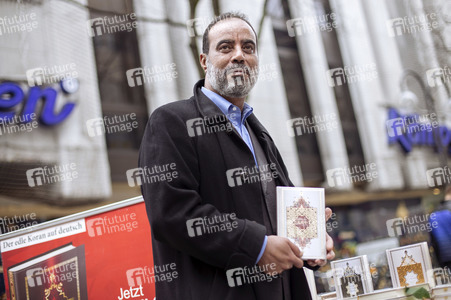 Ibrahim Abou-Nagie verteilt Korane in Köln