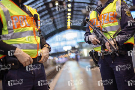 Polizisten mit Maschinenpistole am Kölner HBF