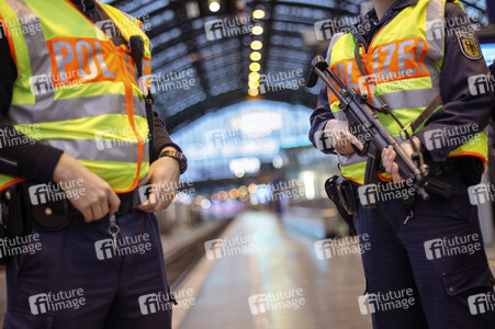 Polizisten mit Maschinenpistole am Kölner HBF