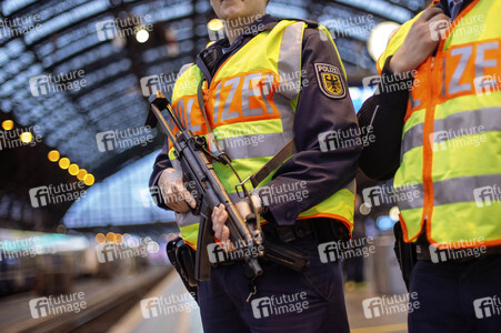 Polizisten mit Maschinenpistole am Kölner HBF