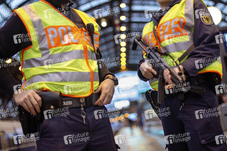 Polizisten mit Maschinenpistole am Kölner HBF