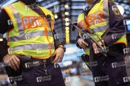 Polizisten mit Maschinenpistole am Kölner HBF