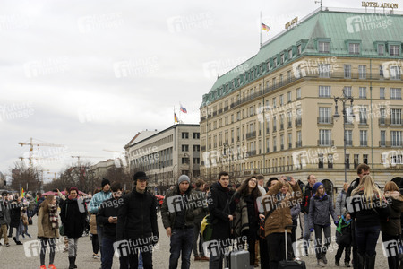 Fahnen Halbmast für die Opfer der Terroranschläge in Brüssel