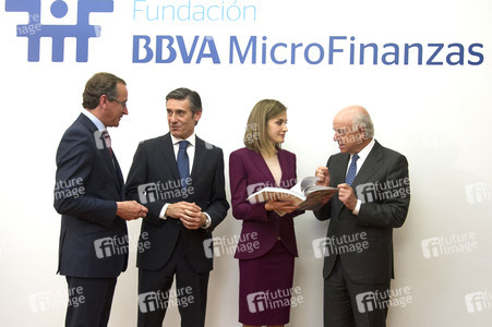 Letizia von Spanien besucht die BBVA MicroFinanzas Foundation in Madrid