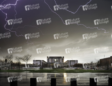 Gewitter über dem Bundeskanzleramt in Berlin