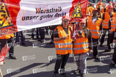 Warnstreick der IG Metall  in Obertshausen