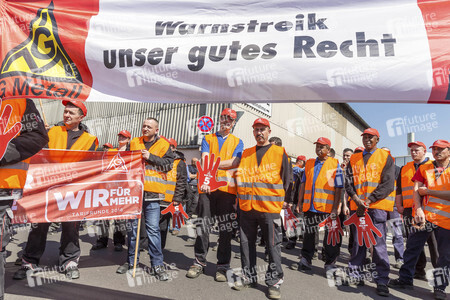 Warnstreick der IG Metall  in Obertshausen