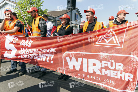 Warnstreick der IG Metall  in Obertshausen