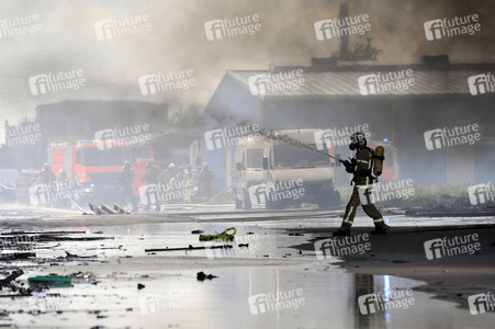 Feuerwehreinsatz bei Großbrand in Berlin-Lichtenberg