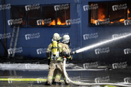 Feuerwehreinsatz bei Großbrand in Berlin-Lichtenberg