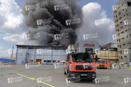 Feuerwehreinsatz bei Großbrand in Berlin-Lichtenberg