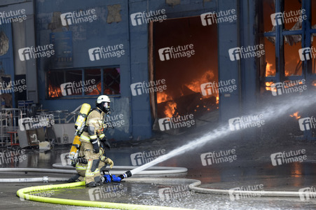 Feuerwehreinsatz bei Großbrand in Berlin-Lichtenberg