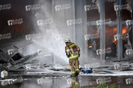 Feuerwehreinsatz bei Großbrand in Berlin-Lichtenberg