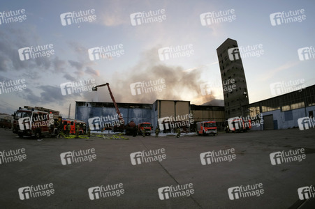 Feuerwehreinsatz bei Großbrand in Berlin-Lichtenberg