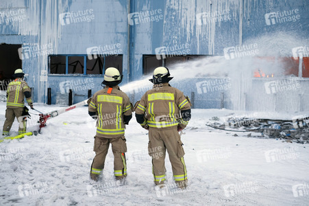 Feuerwehreinsatz bei Großbrand in Berlin-Lichtenberg