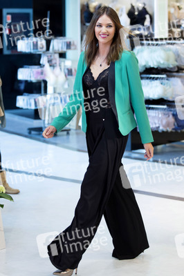 Helen Lindes präsentiert die neue Triumph Kollektion in Madrid