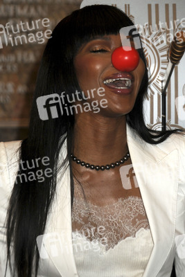 Naomi Campbell schaltet das rote Licht des Empire State Buildings an in New York