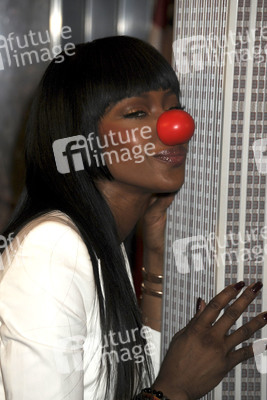 Naomi Campbell schaltet das rote Licht des Empire State Buildings an in New York