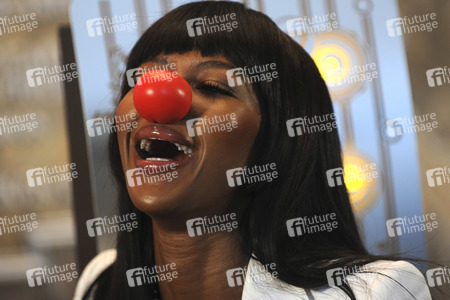 Naomi Campbell schaltet das rote Licht des Empire State Buildings an in New York