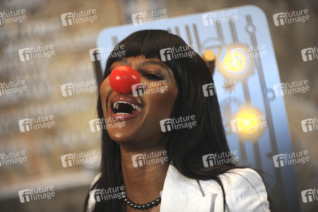 Naomi Campbell schaltet das rote Licht des Empire State Buildings an in New York