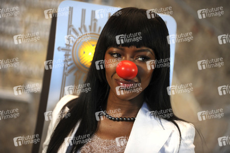 Naomi Campbell schaltet das rote Licht des Empire State Buildings an in New York