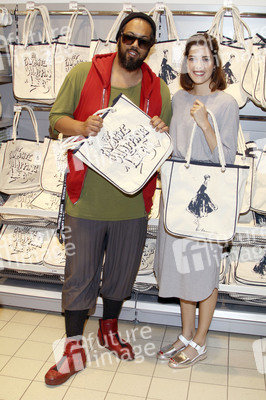 Marie Nasemann und Samy Deluxe bei der Präsentation ihrer selbst designten Taschen in Hamburg