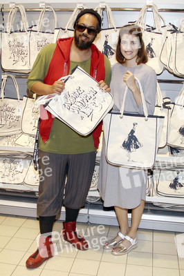 Marie Nasemann und Samy Deluxe bei der Präsentation ihrer selbst designten Taschen in Hamburg