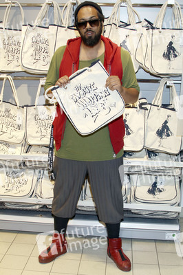 Marie Nasemann und Samy Deluxe bei der Präsentation ihrer selbst designten Taschen in Hamburg