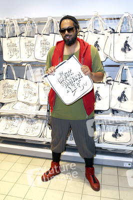 Marie Nasemann und Samy Deluxe bei der Präsentation ihrer selbst designten Taschen in Hamburg