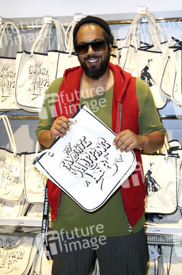Marie Nasemann und Samy Deluxe bei der Präsentation ihrer selbst designten Taschen in Hamburg