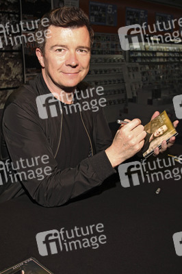 Autogrammstunde mit Rick Astley