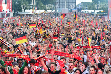 Fans beim UEFA-Fußball-Europameisterschaft 2016 Spiel Deutschland gegen Polen in Berlin