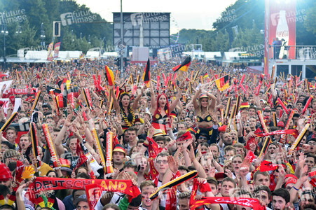 Fans beim UEFA-Fußball-Europameisterschaft 2016 Spiel Deutschland gegen Polen in Berlin