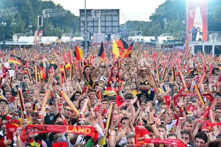 Fans beim UEFA-Fußball-Europameisterschaft 2016 Spiel Deutschland gegen Polen in Berlin
